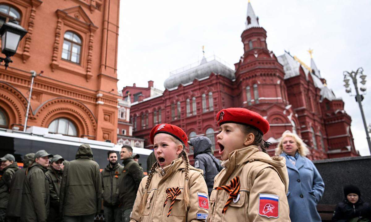 Überschattet von Russlands Angriffskrieg gegen die Ukraine hat in Moskau die traditionelle Militärparade zum 78. Jahrestags des sowjetischen Siegs über Nazi-Deutschland begonnen.