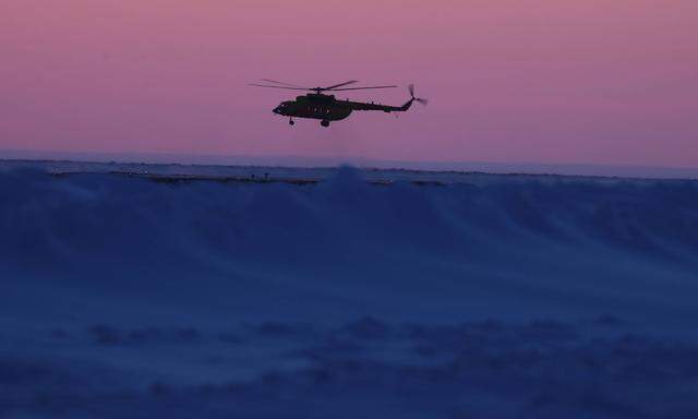 Helikopter über einem sibirischen Ölfeld.  