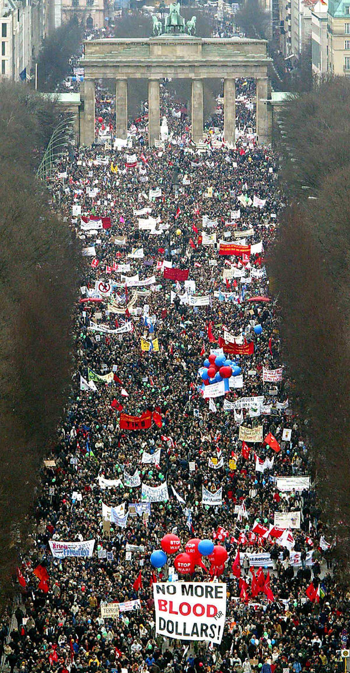 Bei den Protesten in Berlin gingen auch einige Mitglieder des Schröder-Kabinetts auf die Straße - insgesamt waren bis zu 300.000 Menschen dort unterwegs.