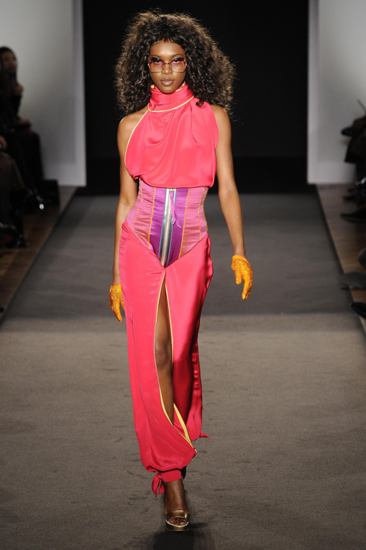 Sieht zwar nicht aus wie Haute Couture, ist aber trotzdem welche. Julien Fournie kombiniert Farbe und legere Schnittführung mit Disco Attitüde und handgenähtem Saum.