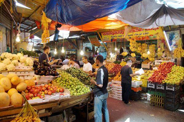 Auf dem Suk, dem zentralen Markt in Amman, werden Früchte, Gemüse und eine Menge Gewürze angeboten.