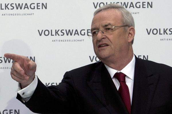 In den vergangenen Jahren hat der zurückgetretene VW-Chef Martin Winterkorn das Ranking der bestverdienenden Vorstandsbosse in Europa dominiert. Nun rückt nach einer Studie der Vergütungsberatung hkp ein Inder an dessen Stelle. "Die Presse" zeigt das Ranking der Top-Ten:
