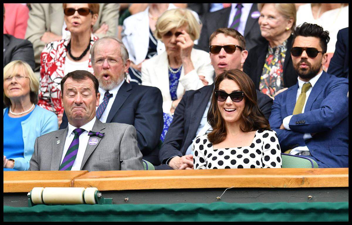 Als royale Schirmherrin ließ sich Tennisfan Herzogin Kate Wimbledon natürlich nicht entgehen. Sie erschien in einem gepunkteten Kleid von Dolce &amp; Gabbana.