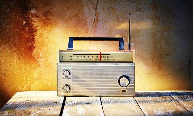 Old radio PUBLICATIONxINxGERxSUIxAUTxHUNxONLY KSWF001458