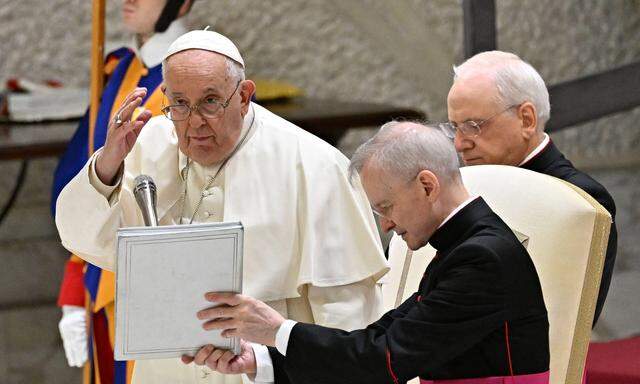 Papst Franziskus erteilt den Segen bei einer Generalaudienz.