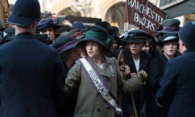  Die Suffragetten Edith (Helena Bonham Carter) und Maud (Carey Mulligan) bei einer Demonstration, die später von der Polizei gewaltsam aufgelöst wird.