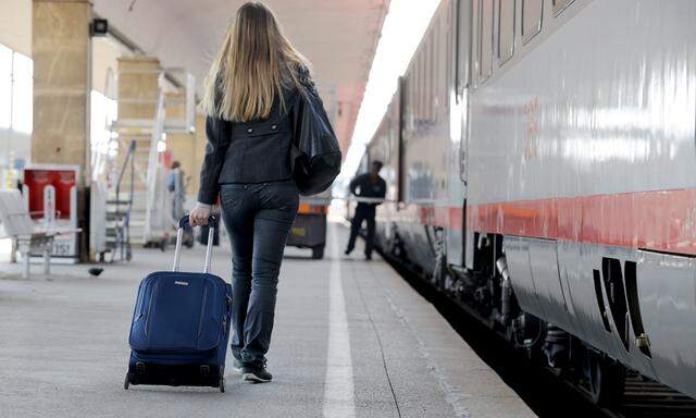 Die ÖBB lassen ihre Fahrgäste nun selbst schleppen – oder ziehen. Trolleys ersetzen Gepäckswagerln.
