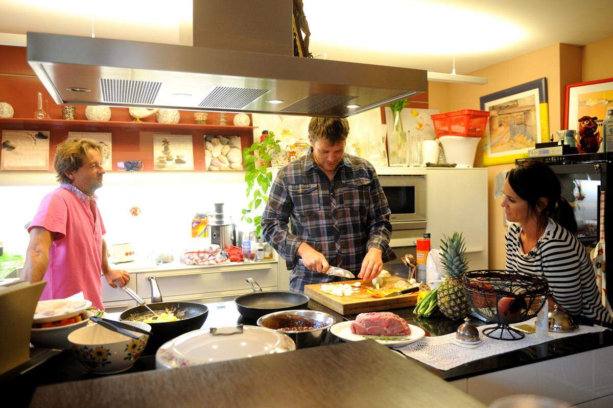 Die Gastgeber sparen sich die Arbeit und können sich um die Gäste kümmern - oder dem Koch über die Schulter schauen.
