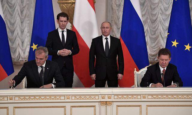 Ein Bild aus besseren (?) Zeiten. Ex-OMV-Chef Rainer Seele und Gazprom-Chef Alexei Miller besiegeln die enge Zusammenarbeit. Flankiert werden sie von Ex-Kanzler Kurz und Wladimir Putin. 