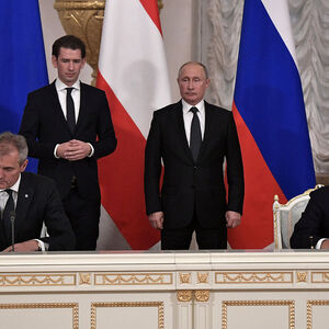 Ein Bild aus besseren (?) Zeiten. Ex-OMV-Chef Rainer Seele und Gazprom-Chef Alexei Miller besiegeln die enge Zusammenarbeit. Flankiert werden sie von Ex-Kanzler Kurz und Wladimir Putin. 