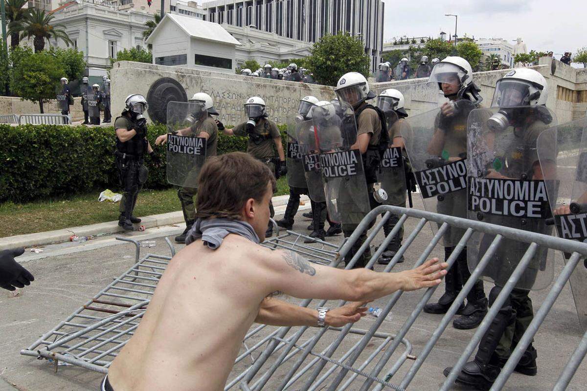 Mit Massendemonstrationen und einem Generalstreik haben die Griechen am Mittwoch vehement gegen ein neues Sparprogramm der Regierung protestiert.