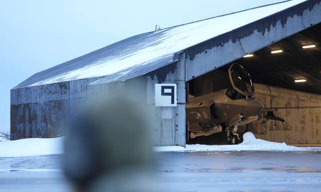 Archivbild vom 1. Februar. Ein norwegischer F-35 Jet in einem Hangar in Keflavik auf Island. 
