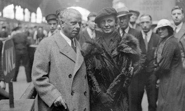 Schrieben einander über Hitlers „private Schlieferl-Seele“, amerikanische Fantasielosigkeit und abgeschaffte Mehlspeisen: Max Reinhardt und Helene Thimig, hier noch gemeinsam 1935 in London, Paddington Station.