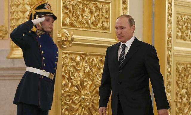 Russlands Präsident Wladimir Putin (r.) 