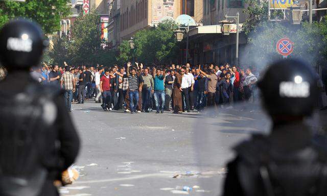 Unruhen in Kurdenregion des Irak. Wütende Demonstranten marschieren in der Stadt Suleimanija auf.