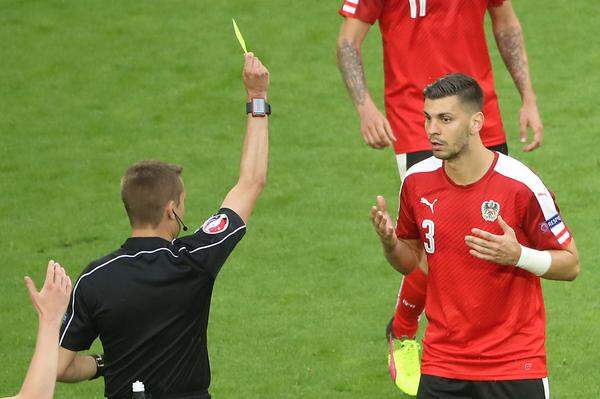 Der französische Referee ahndet ein Foul unmittelbar vor dem Schuss. Aleksandar Dragovic sieht die zweite Gelbe Karte und muss vom Platz.