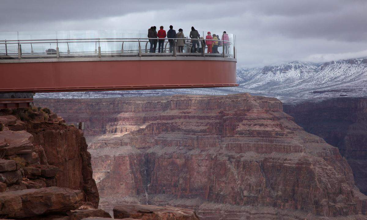 Die 30 Millionen Dollar teure hufeisenförmige Aussichtsplattform ragt 22 Meter weit über den Rand der berühmten Schlucht hinaus.