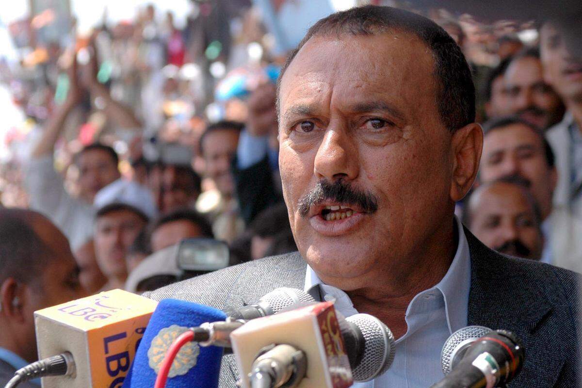 Die Proteste im Jemen gegen Präsident Ali Abdullah Saleh eskalieren. Mitte Februar stießen bei Demonstrationen vor der Universität in Sanaa Regierungsgegner und Anhänger von Saleh zusammen. Beide Seiten bewarfen einander mit Steinen, als die Anhänger von Saleh mehrere tausend Studenten angriffen.