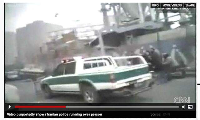 CNN-Video: Polizeiauto rast in die Menge