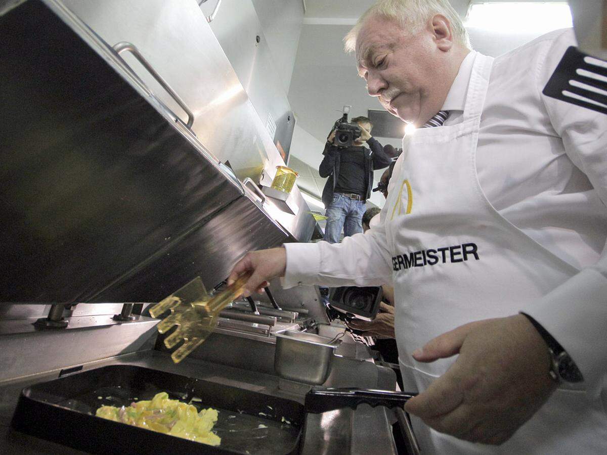 SP-Bürgermeister Michael Häupl wurde unlängst zum "Feinschmecker des Jahres" gewählt. Im Wahlkampf darf es statt Haute Cuisine aber auch mal Fast-Food sein: Bei McDonald's bereitete der "Burgermeister" höchstpersönlich eine Portion Eierspeise zu. Das dadurch verdiente Geld ging an Überschwemmungsopfer in Pakistan.