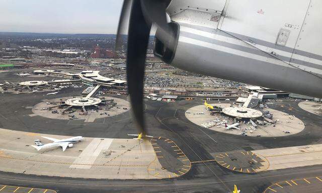 Am Newark Liberty International Airport stießen zwei Flugzeuge zusammen, und zwar auf dem Boden.