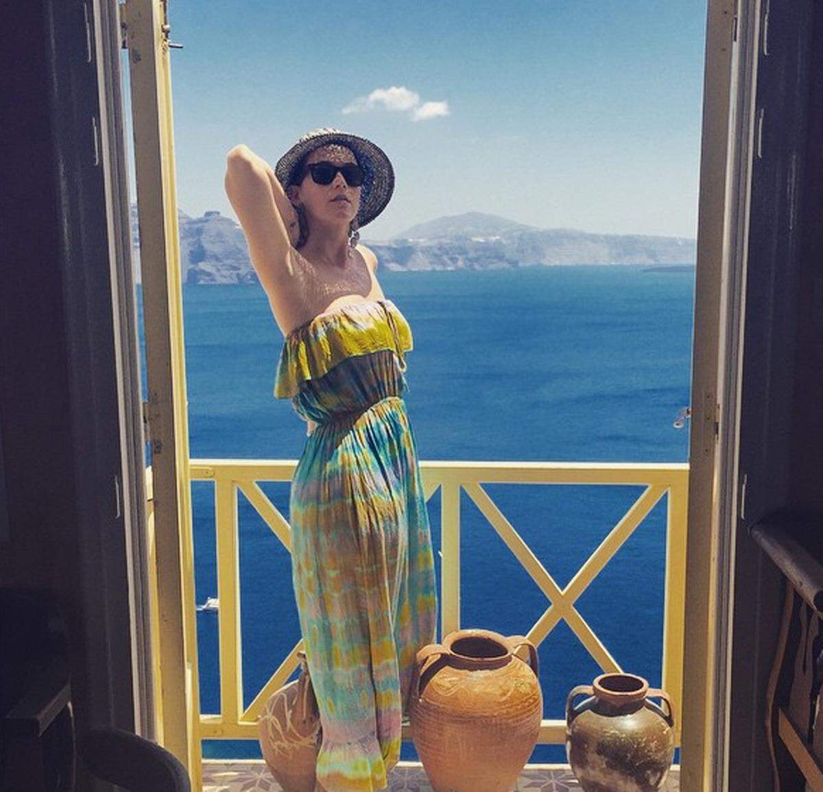 Musikerin Katy Perry wählte für ihren Griechenland-Urlaub eine Variante mit Voilants.