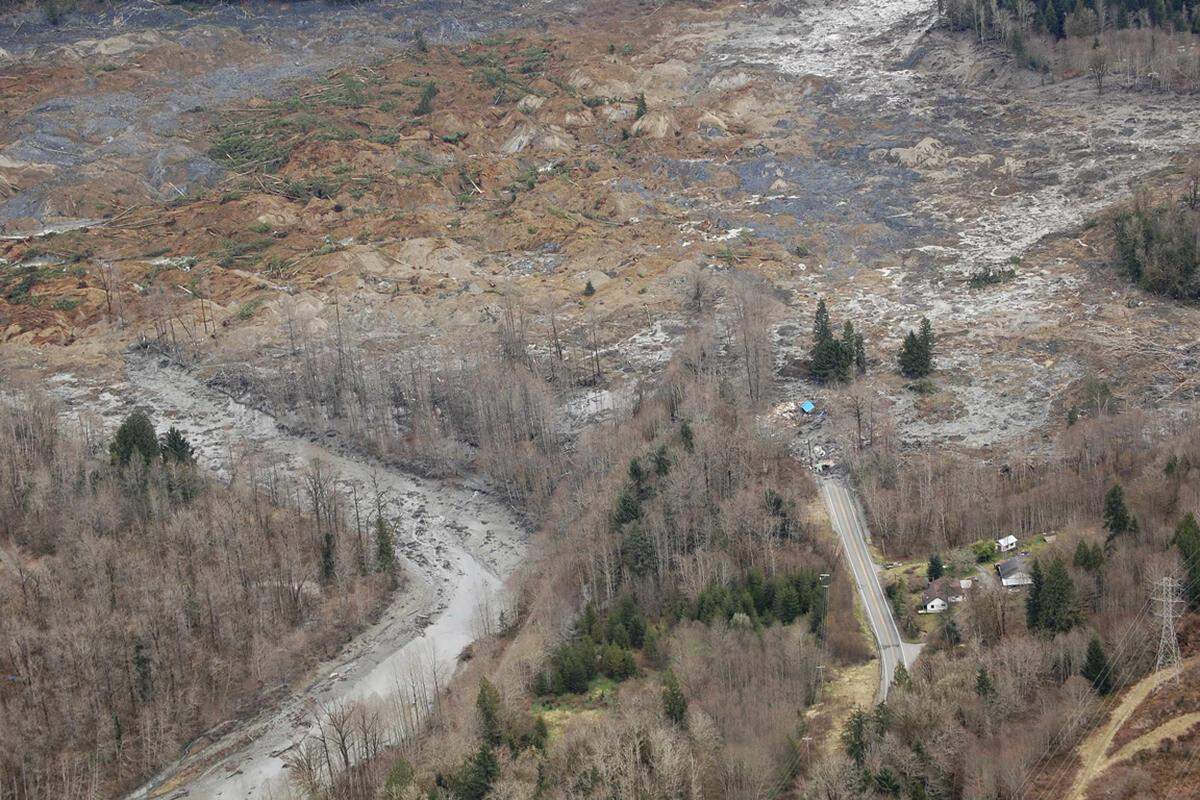 Etwa 20 Menschen wurden unmittelbar nach dem Erdrutsch vermisst. Mittlerweile steht fest, dass nach etwa 170 Menschen gesucht werden muss.