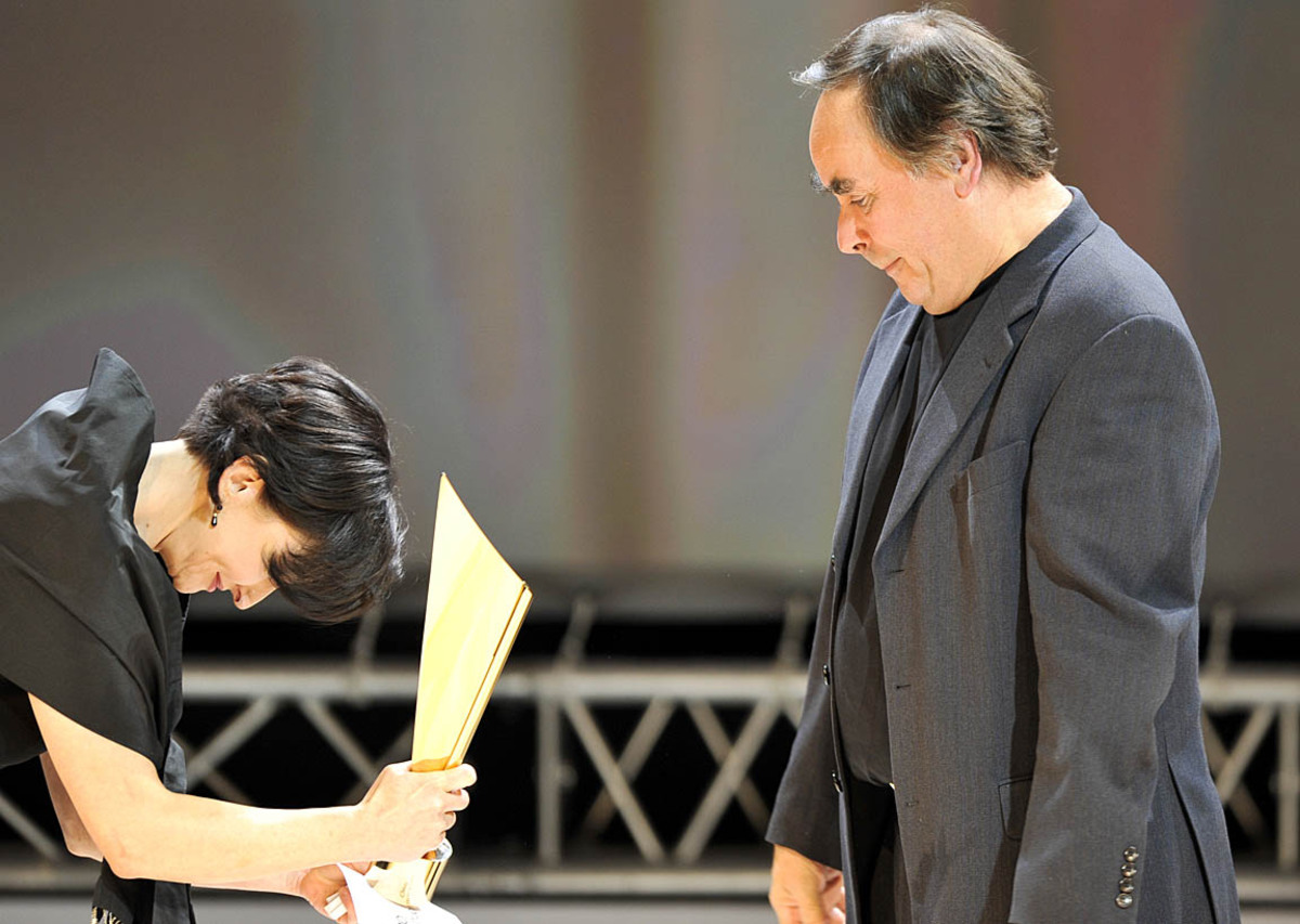 Der Nestroy für die "Beste Nebenrolle" ging an Johann Adam Oest für verschiedene Rollen in "Der goldene Drache" von Roland Schimmelpfennig im Akademietheater. Regina Fritsch lobte den Schauspieler: "Wäre er ein Berg, wäre er der Himalaya. Wäre er Hollywood-Schauspieler, wäre er Jack Nicholson. Wäre er ein Sänger, wäre er Enrico Caruso. Wäre er ein Land, wäre er Atlantis..."