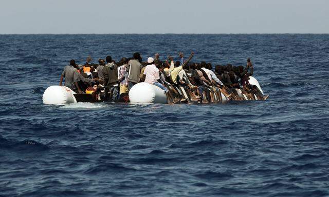 Seenotrettung von Bootsfluechtlingen vor der libyschen Kueste Zivile Seenotrettung von Bootsfluechtlin