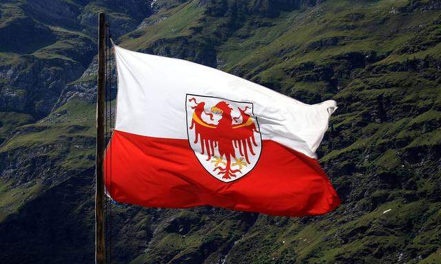 Archivbild: Flagge der autonomen Provinz Südtirol