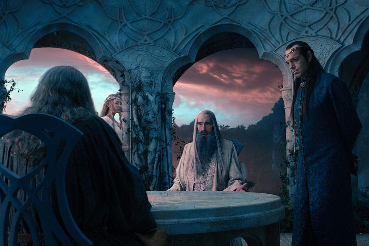 "Hobbit"-Nebenschauplätze versuchen die beiden Trilogien miteinander zu verweben, gleichzeitig geht der Fluss der ursprünglichen Romanvorlage etwas verloren. Zwar sind vor allem Gandalf aber auch der Halbelb Elrond (Hugo Weaving) in diese involviert, aber auch ...