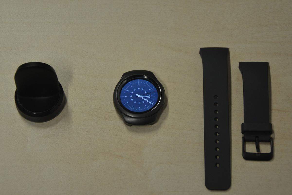 Eigentlich braucht es nicht viel. Das zeigt Samsung aktuell bei der Gear S2, die es in zwei verschiedenen Ausführungen gibt. Ein Armband, eine Uhr in schickem Design und eine komfortable Aufladestation. Fertig sind die Zutaten für eine gute Smartwatch. Ganz so einfach ist es aber nicht.