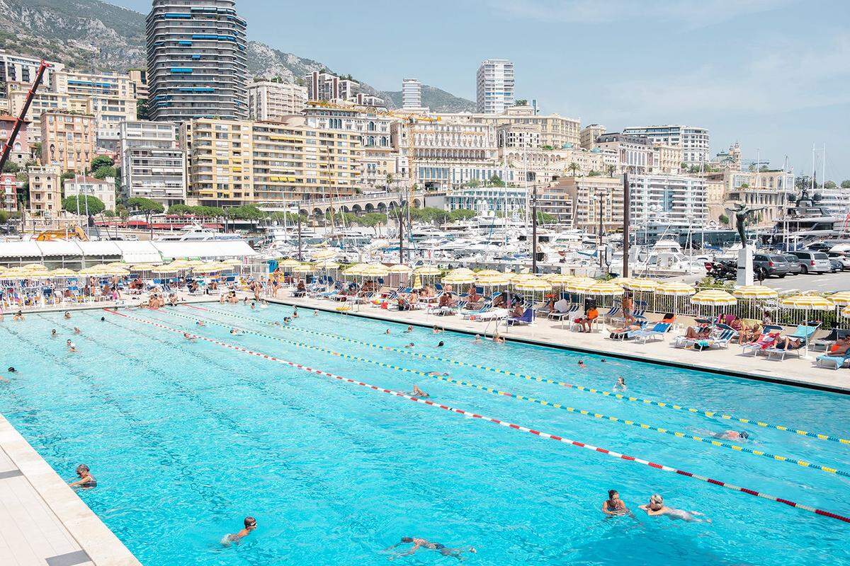 Für viele bedeuten Reisen Entspannung, auch wenn sie sich dabei mitten ins Chaos begeben. Pierluigi Mesolella hat es geschafft, eine interessante Perspektive auf die modernen Vorstellungen von Tourismus einzufangen. Das Bild entstand in Monaco.