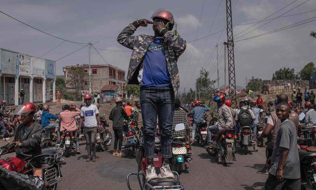 Ein Demosntrant in Kinshasa hält sich die Augen zu, um damit zum Ausdruck zu bringen, dass die Weltöffentlichkeit die Situation in seinem Land ignoriere