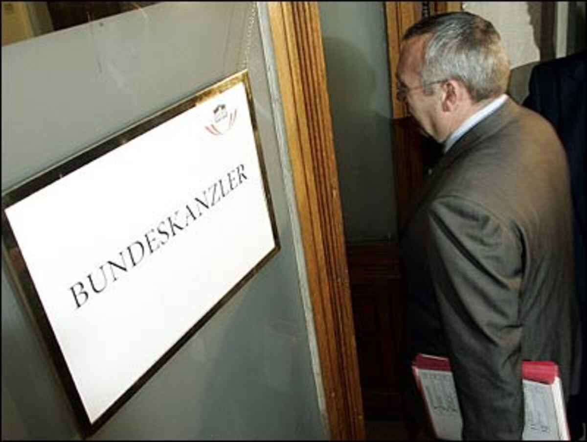 Gusenbauer und Schüssel führen ein informelles Gespräch unter Ausschluss der Öffentlichkeit.