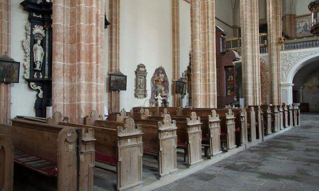 Schlicht und schön: Die Bänke in der Stiftskirche des ehemaligen Zisterzienserstifts Neuberg an der Mürz (Stmk.) stammen aus dem zweiten Drittel des 17. Jahrhunderts.