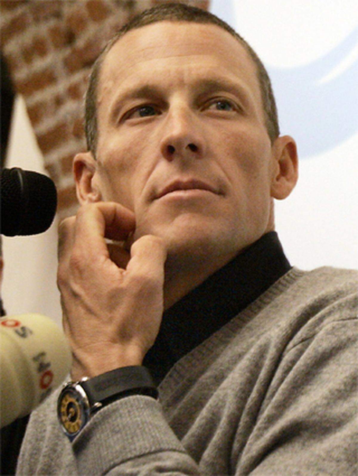 3,6 Millionen Twitter-Follower hat Armstrong.Warum er twittert? "Auf Twitter, das bist nur du selbst, dort kannst du nicht falsch zitiert werden", sagt er. Sein "offizielles Statement" zur Causa: "Genug ist genug. Diese Charade der USADA ist eine Schande."