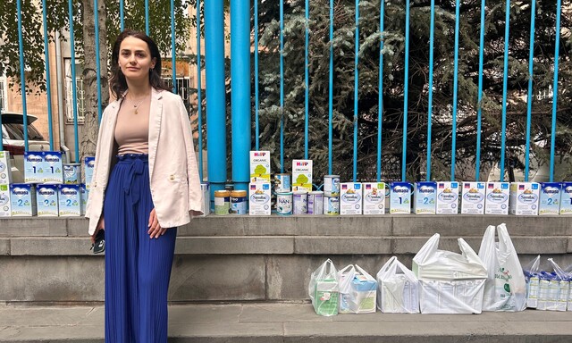 Dringend benötigte Babynahrung: Yana Avanesyan vor dem UN-Hauptquartier in Jerewan.
