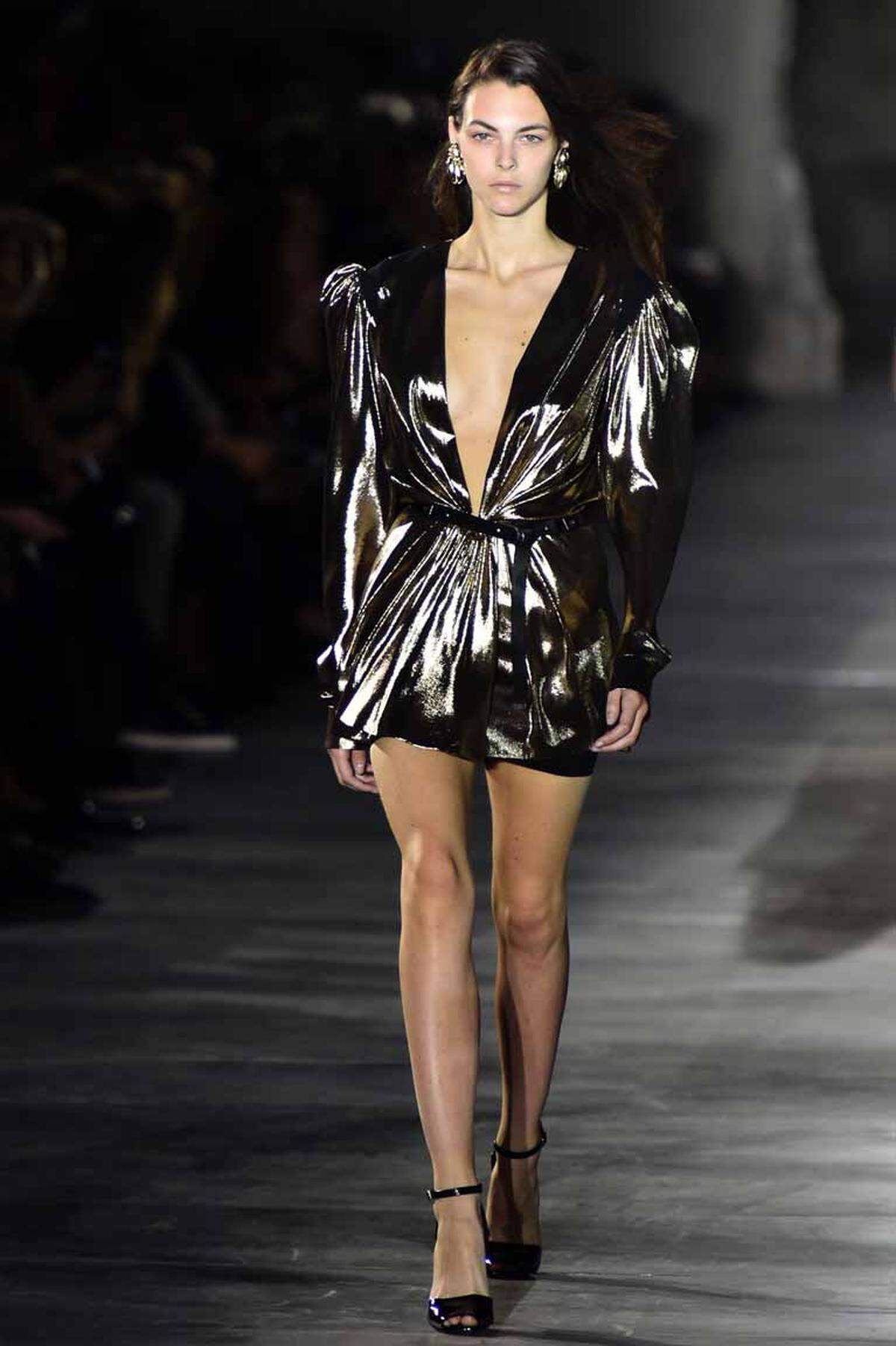 Anthony Vaccarello präsentierte in Paris seine erste Kollektion für Yves Saint Laurent. Körperbetonte Schnitte und viel Transparenz waren vorherrschend.