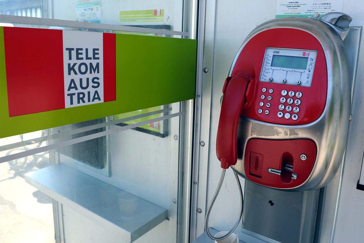 Im ersten Telekom-Prozess stehen wegen Untreue fünf Angeklagte vor Gericht. 25 bis 40 Millionen Euro sollen in den Jahren 2000 bis 2010 von der Telekom Austria an Politiker und Parteien geflossen sein. Im aktuellen Prozess geht es um die mutmaßliche Manipulation des Kurses der Telekom-Aktie im Februar 2004.