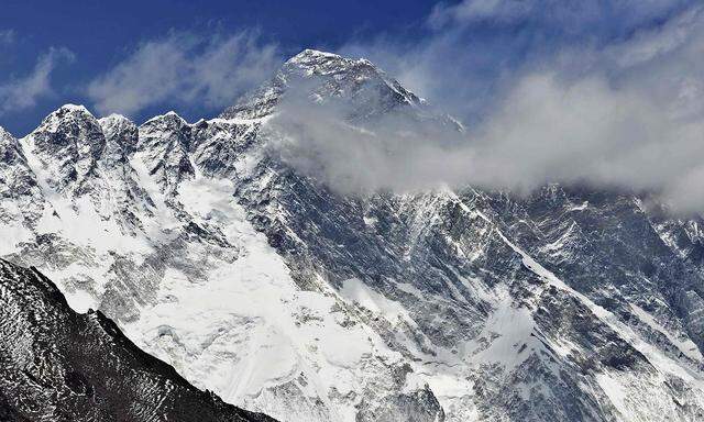 Am Wochenende starben drei Menschen bei dem Versuch, den Mount Everest zu besteigen.