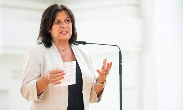 Frauen seien in der Krise noch ein Stückchen mehr aus dem Blickfeld verschwunden, so Renate Anderl bei der Präsentation der Studie.