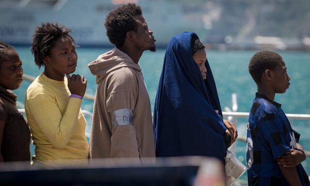 Flüchtlinge landen in Salerno/Italien. 