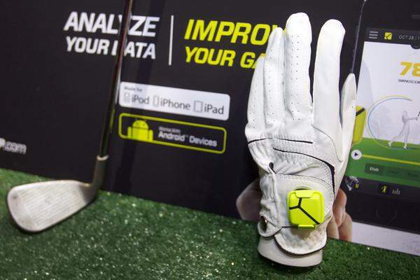 Der "Zepp"-Sensor lässt sich an einem Handschuh montieren und zeichnet dann den Schwung eines Golf-, Tennis, oder Baseball-Spielers auf. Ziel ist die Analyse und Verbesserung des Schwungs.