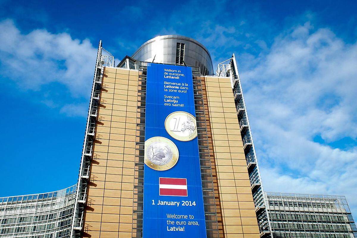 ... Da konnten auch die riesigen Willkommens-Grüße an das 18. Euro-Land auf dem Gebäude der EU-Kommission in Brüssel nichts ausrichten.