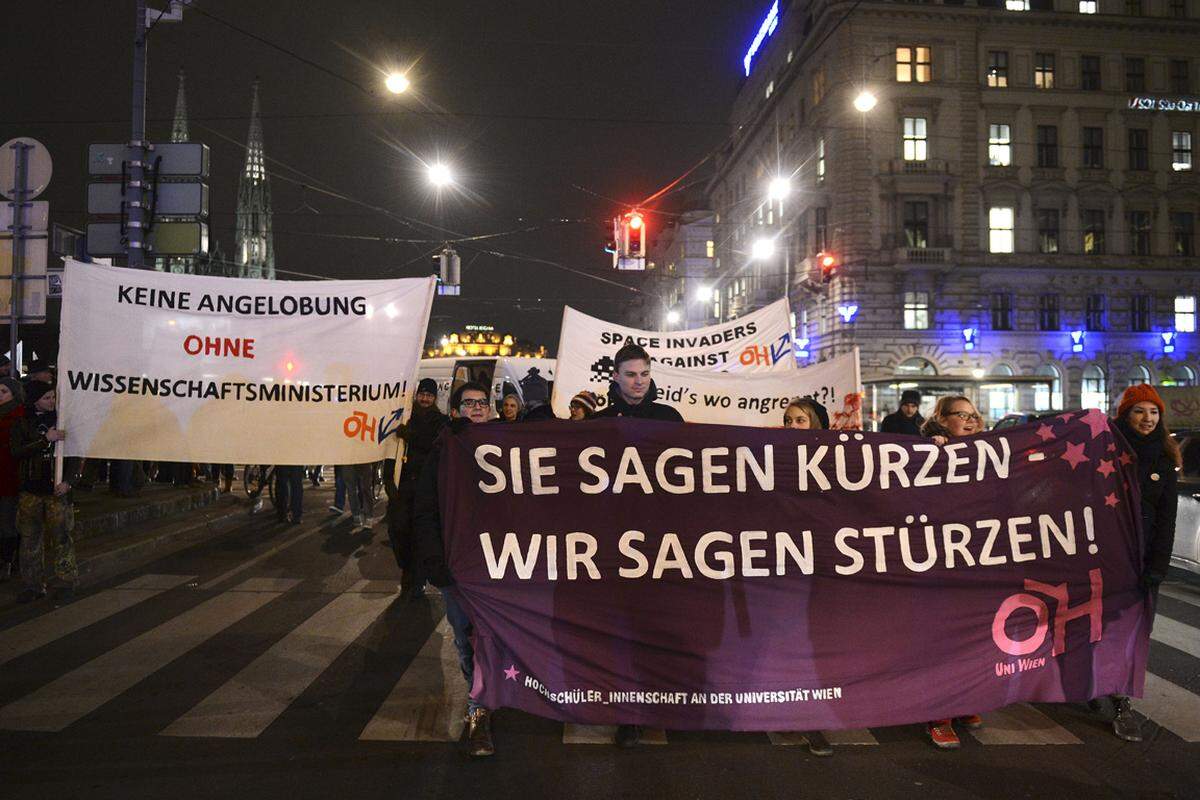 In Wien zogen Studenten von der Uni für Bodenkultur, von der Technischen Uni Wien und der Uni Wien in einem Sternenmarsch durch die Stadt zum Sitz des (früheren) Ministeriums am Minoritenplatz.