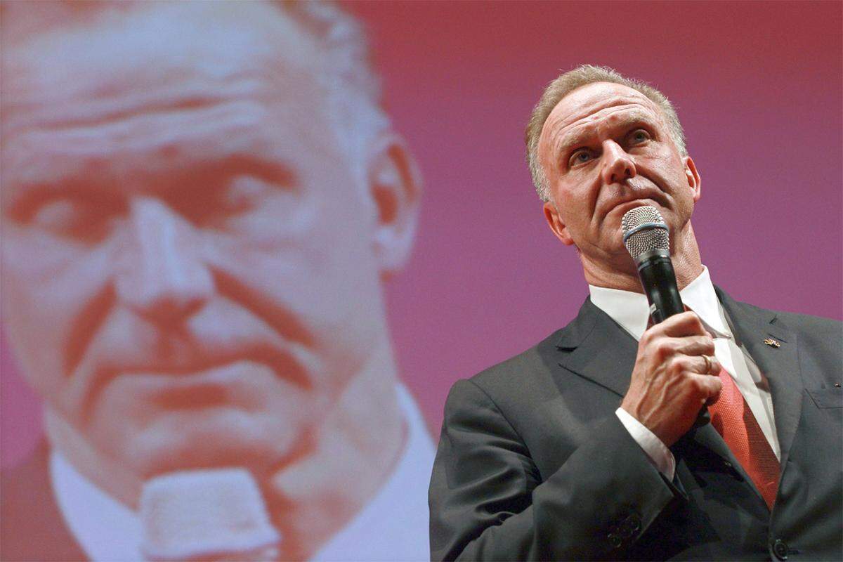 "Das ist einer dieser Abende, an denen man sich fragt, es wäre besser gewesen, man wäre daheim geblieben und hätte das nicht erlebt", begann Bayern-Vorstandschef Karl-Heinz Rummenigge seine Rede.