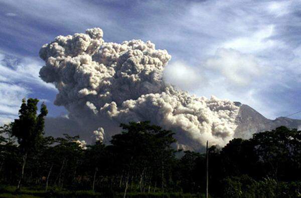 Merapi, Java (Indonesien): Bei der Eruption starben 69 Menschen. Viele kleine Ausbrüche folgten, die erst 2002 endeten. Kleine Eruptionen des Merapi werden alle zwei oder drei Jahre beobachtet. 1931 riss ein riesiger Lavastrom von 24 Metern Breite und einer Höhe von 182 Metern 1300 Menschen in den Tod.
