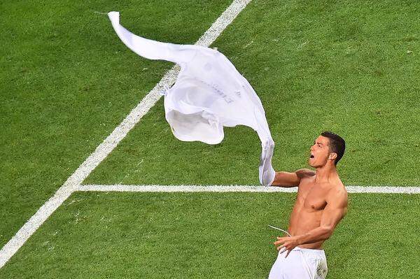 In der Meisterschaft musste sich Ronaldo mit Real 2015/16 zwar Erzrivalen Barcelona geschlagen geben, dafür wurde in der Champions League im Finale erneut Atletico Madrid bezwungen und der elfte Europapokaltriumph gefeiert. Zudem schrieb der Portugiese neue persönliche Bestmarken: Mit 67 Champions-League-Toren in 65 Spielen löste er Raúl als besten Europapokaltorjäger ab und stellte darüber hinaus dessen Pflichtspieltorrekord ein.