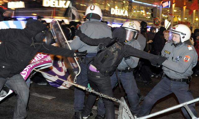 Buschenschafter-Ball: Polizei löst Demo auf